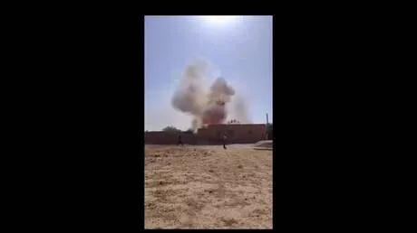 سوريا.. إحراق منزل في ريف الحسكة على خلفية اتهامات بتسليم تقارير أمنية سابقة (فيديو)