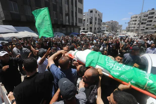 بالصور: فلسطينيون يشيّعون جثمان قائد «القسام»... وإسرائيل تكثف هجماتها