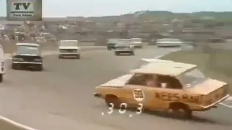 السيارات تسير للخلف.. فيديو وحيد على الانترنت لسباق "فريد" من نوعه في عالم السيارات