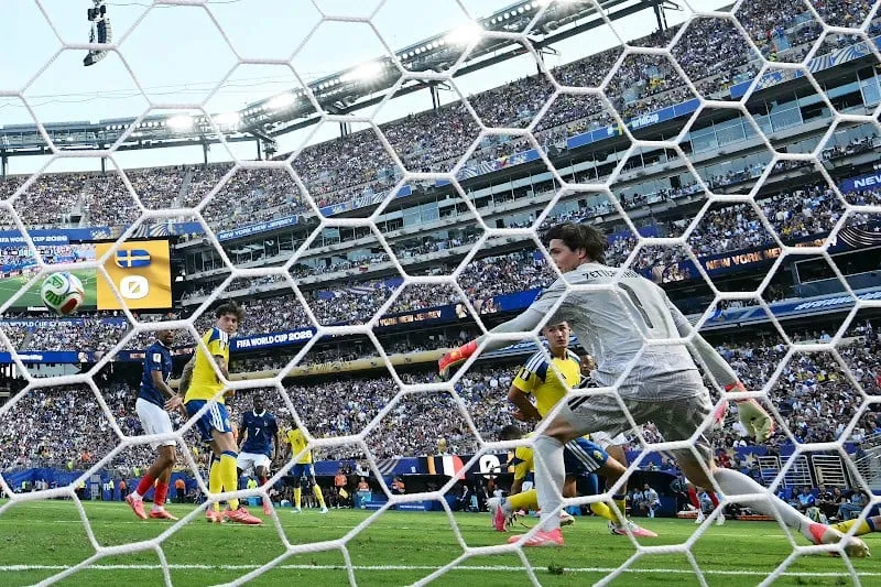 فرنسا تفوز على السويد بثلاثية صريحة وتبلغ ثمن نهائي كأس العالم