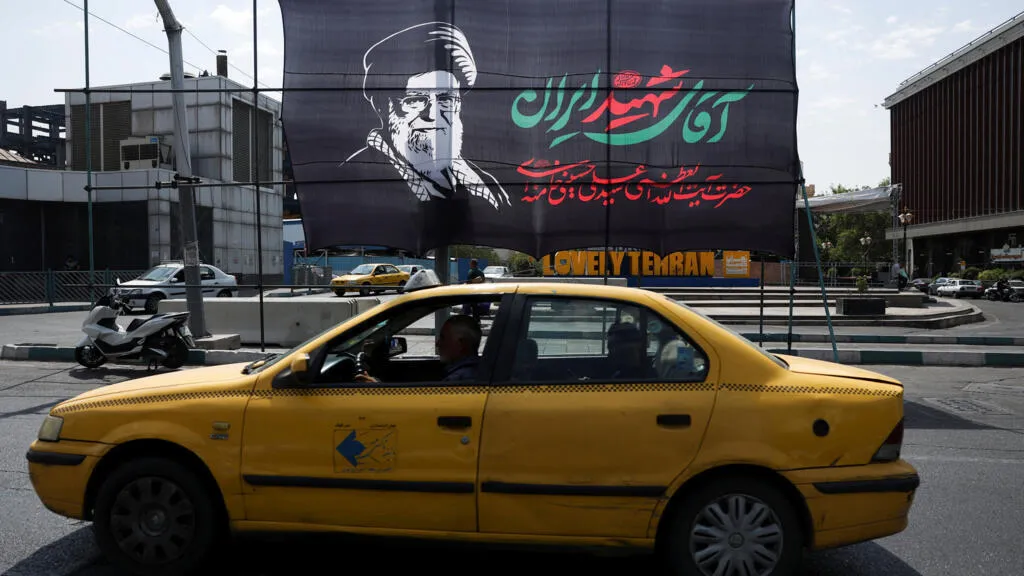 ترامب يقول إن إيران وافقت على "كل ما نحتاجه تقريبا" وطهران تحذر من أي هجوم قبل تشييع خامنئي