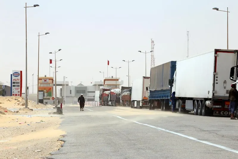 شاحنات مغربية تعلق بمعبر الكركرات