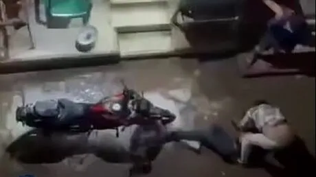 واقعة مروعة في مصر.. شاب يذبح آخر أمام المارة في الشارع