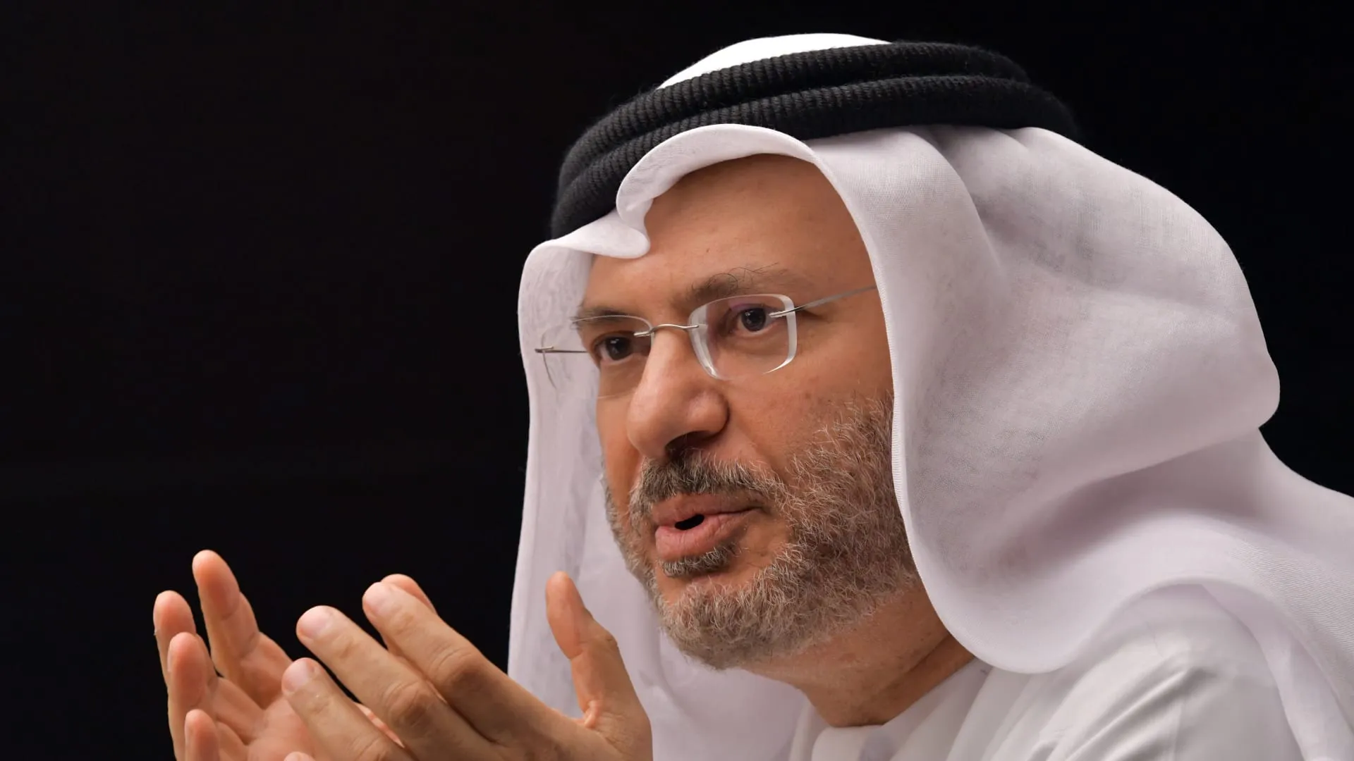 "عقلية الفوضى والابتزاز".. قرقاش يتحدث عن خطر استهداف محطة براكة وإغلاق مضيق هرمز