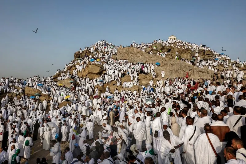 الحجاج يتوجهون للمبيت في مزدلفة
