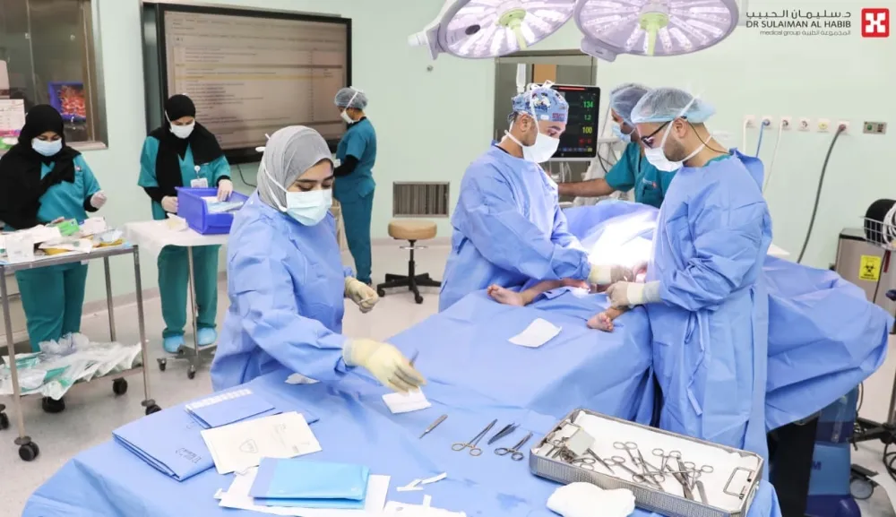 تدخل جراحي نادر ومعقد بمستشفى الدكتور سليمان الحبيب في الخبر يجنب طفلاً فقدان مفصلي الورك ويعيد له القدرة على المشي