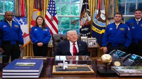 لقطات توثق رد فعل رواد فضاء على تصريحات ترامب حول  الإفراج عن ملفات الأجسام الطائرة المجهولة (فيديو)