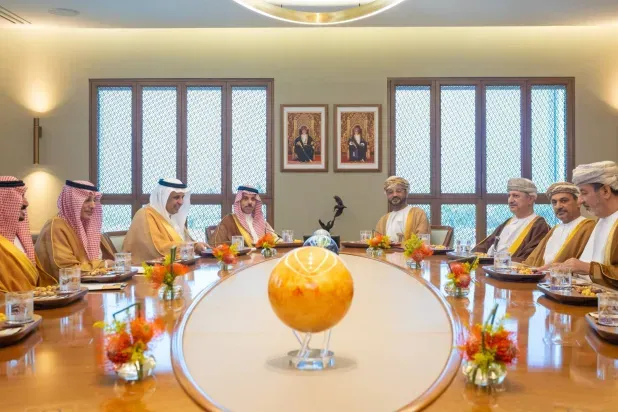 السعودية وعُمان تؤكدان أهمية أمن الممرات المائية وتسوية النزاعات بالطرق السلمية