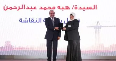 10 سنوات من غزل الألوان.. الرئيس السيسى يكرم الأسطى هبة عبد الرحمن بعيد العمال