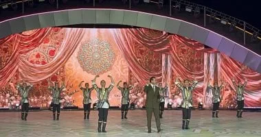 وزير الثقافة الأوزبكي يفاجئ الآلاف بالغناء بعد إنجاز تاريخي دخل موسوعة جينيس.. فيديو