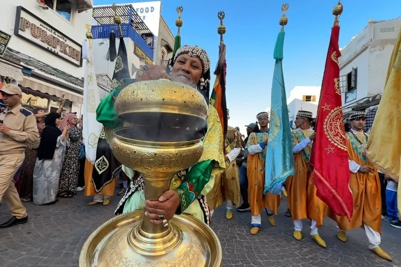 "القباقب" والطبول تضبط إيقاعات الصويرة في افتتاح "مهرجان كناوة"