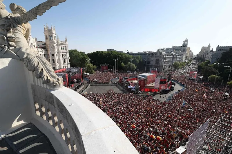حشود مليونية تستقبل أبطال العالم في شوارع العاصمة الإسبانية مدريد