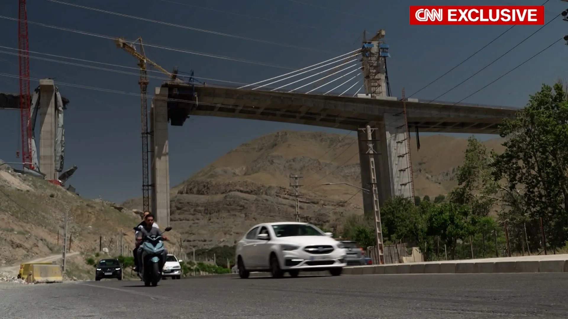 حصري.. CNN توثق حجم الدمار الذي خلفته غارة أمريكية على جسر إيراني