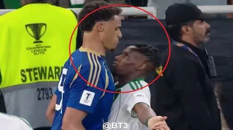 شاهد.. لاعب سعودي يسقط إسرائيليا "بنطحة" قاضية في نهائي دوري أبطال آسيا لكرة القدم