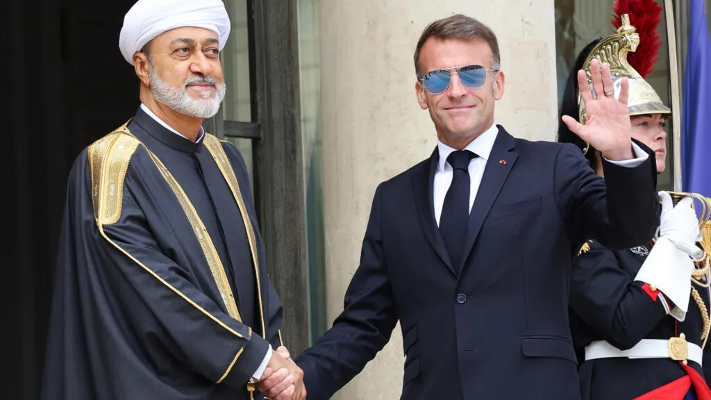الرئيس الفرنسي وسلطان عُمان يؤيدان "حرية الملاحة دون شروط أو قيود" بمضيق هرمز