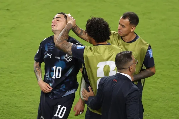 ألميرون... أول لاعب يُطرد بقانون «تغطية الفم»
