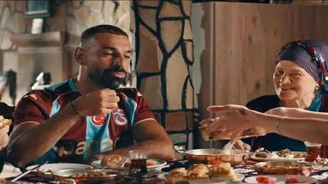 ممثلة تركية شهيرة تفاجئ محمد صلاح