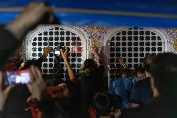 جثمان خامنئي يوارى الثرى... وخليفته يغيب عن مراسم الدفن