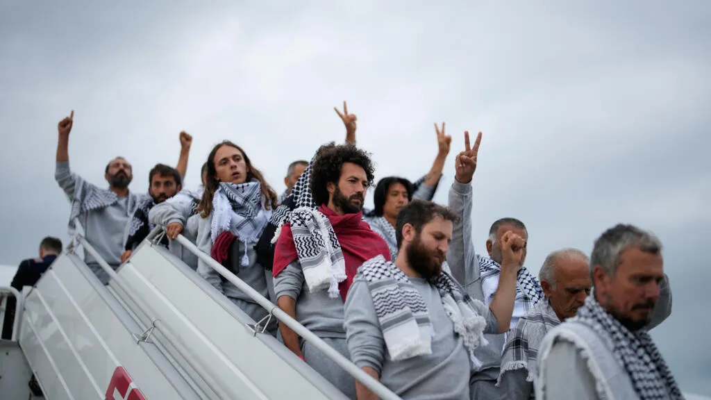 مباشر: وصول نشطاء "أسطول غزة" المُرحّلين من إسرائيل إلى تركيا