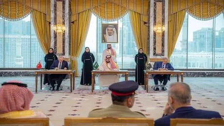 لماذا غابت مصر عن اتفاقية مكة للدفاع المشترك؟.. خبراء يفسرون لـRT حسابات القاهرة