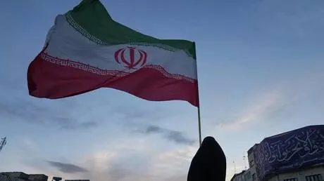 الحرس الثوري الإيراني يعلن استهداف مقر الأسطول الخامس الأمريكي و"سنتكوم" تنفي