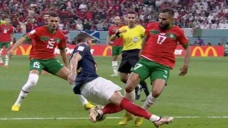 اللقطة الأكثر جدلا تحكيميا في مباراة المغرب وفرنسا بمونديال 2022.. هل تمر موقعة الليلة دون أخطاء؟