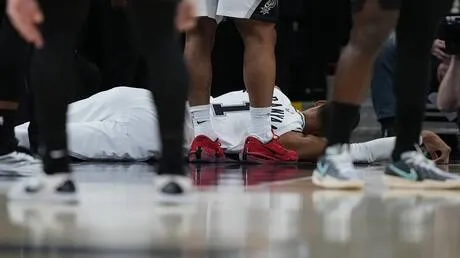 سقوط مرعب للاعب في الدور الأمريكي لكرة السلة (NBA).. فيديو