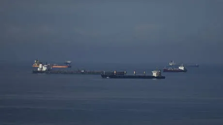 "رويترز": النفط الإيراني يكسر الحصار الأمريكي ويمر عبر مضيق هرمز