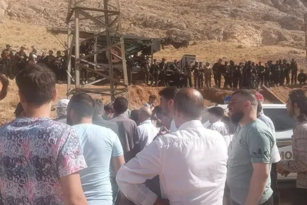 قائد الأمن الداخلي بريف دمشق يلتقي أهالي بلدة «عين منين» وينهي الاحتجاجات