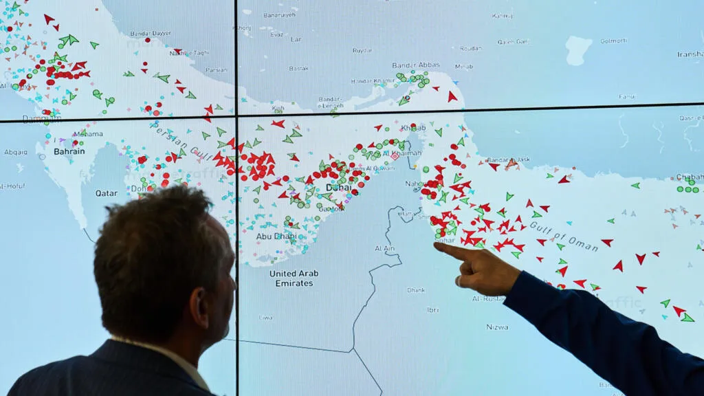 مروحيات وروبوتات ومسيّرات... كيف تنوي أمريكا تطهير مضيق هرمز من الألغام الإيرانية؟