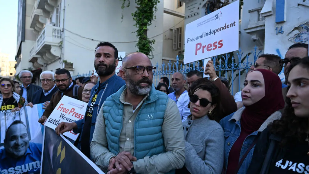 تونس: وقفة احتجاجية دعما للإعلامي مراد الزغيدي المسجون بتهم "تبييض الأموال" و"التهرب الضريبي"