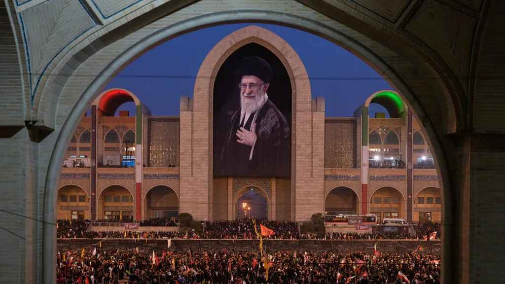 الإيرانيون يصلون على جثمان خامنئي وإسرائيل تعلن مقتل مسلح بجنوب لبنان