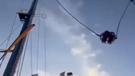 لقطات تحبس الأنفاس.. سقوط مروع لركاب "المقلاع" بملاهي إشبيلية بعد انقطاع مفاجئ لكابل اللعبة (فيديو)