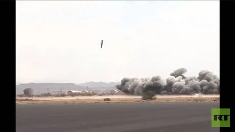 شاهد.. تداول فيديوهات توثق استهداف مطار صنعاء الدولي في اليمن