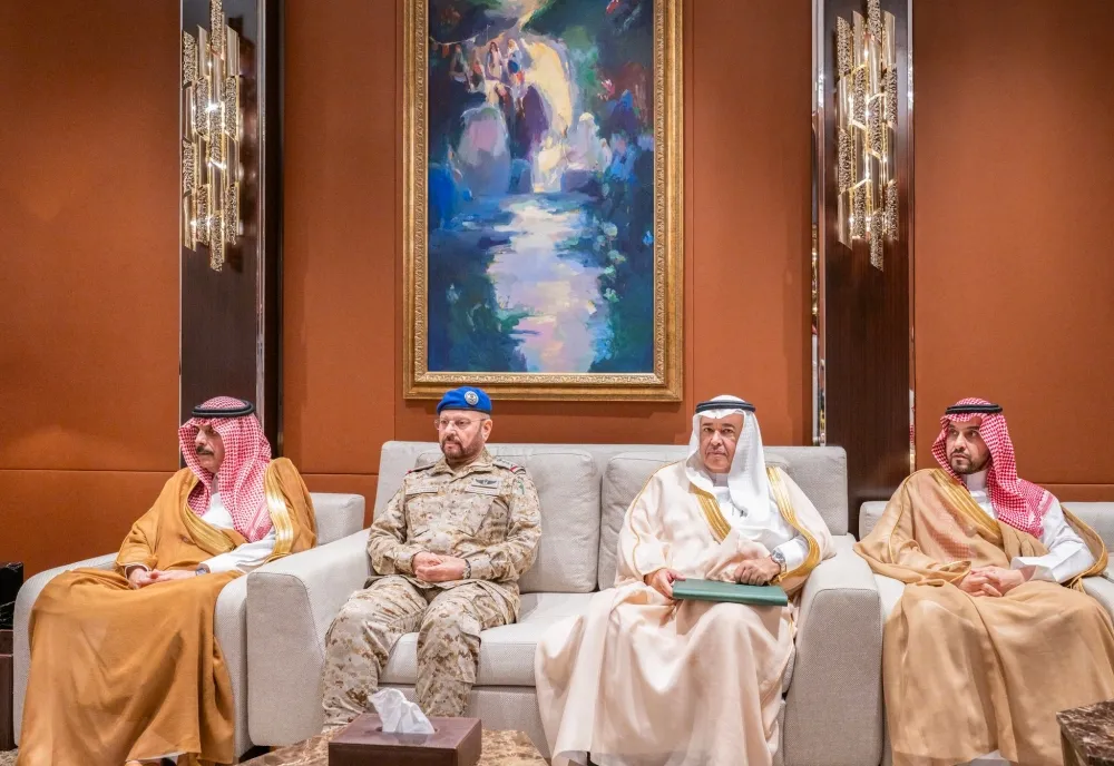 وزير الدفاع يبحث تطورات الأوضاع الإقليمية مع نظيره الكندي