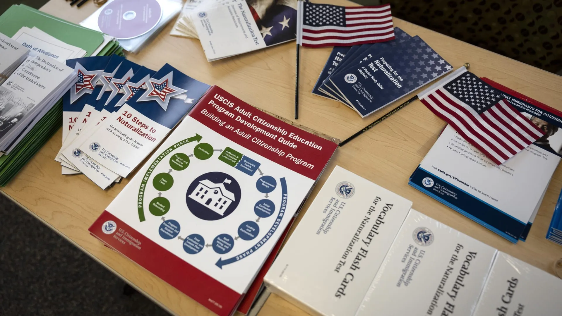 إدارة ترامب تُعلّق "مؤقتاً" البتّ في طلبات الهجرة.. و مصدر يوضح لـCNN السبب