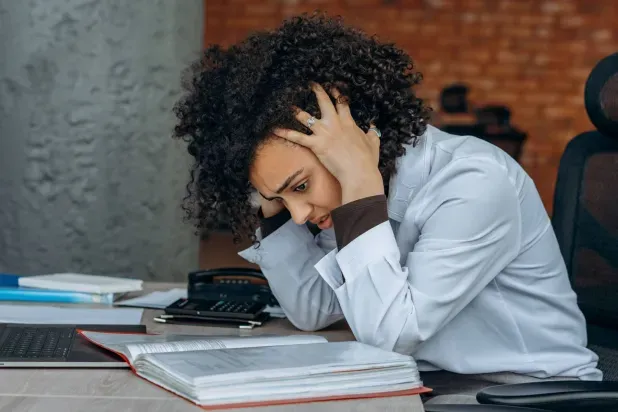 10 أطعمة ومشروبات... ماذا تتجنب إذا كنت تعاني من القلق أو الاكتئاب؟