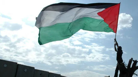 فرنسا.. اعتقال 6 أشخاص بعد رفع علم فلسطين على برج إيفل