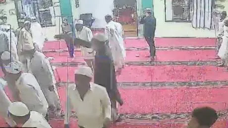 فيديو صادم.. ثعبان يظهر فجأة داخل مسجد هندي بينما كان المصلون ساجدون!