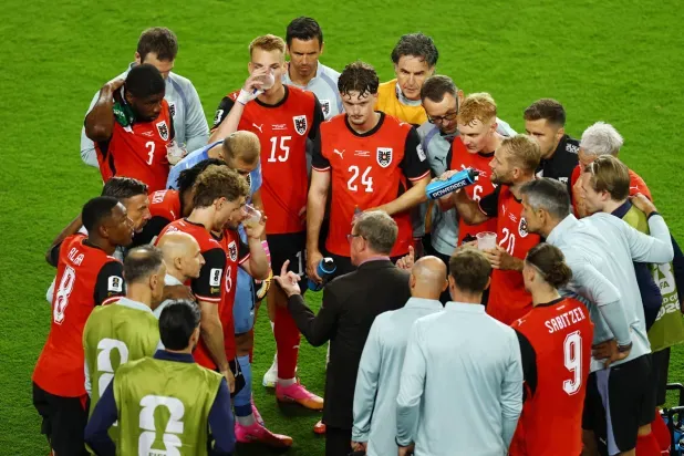 «يويفا» يرفض استراحات شرب المياه الإلزامية في كأس العالم