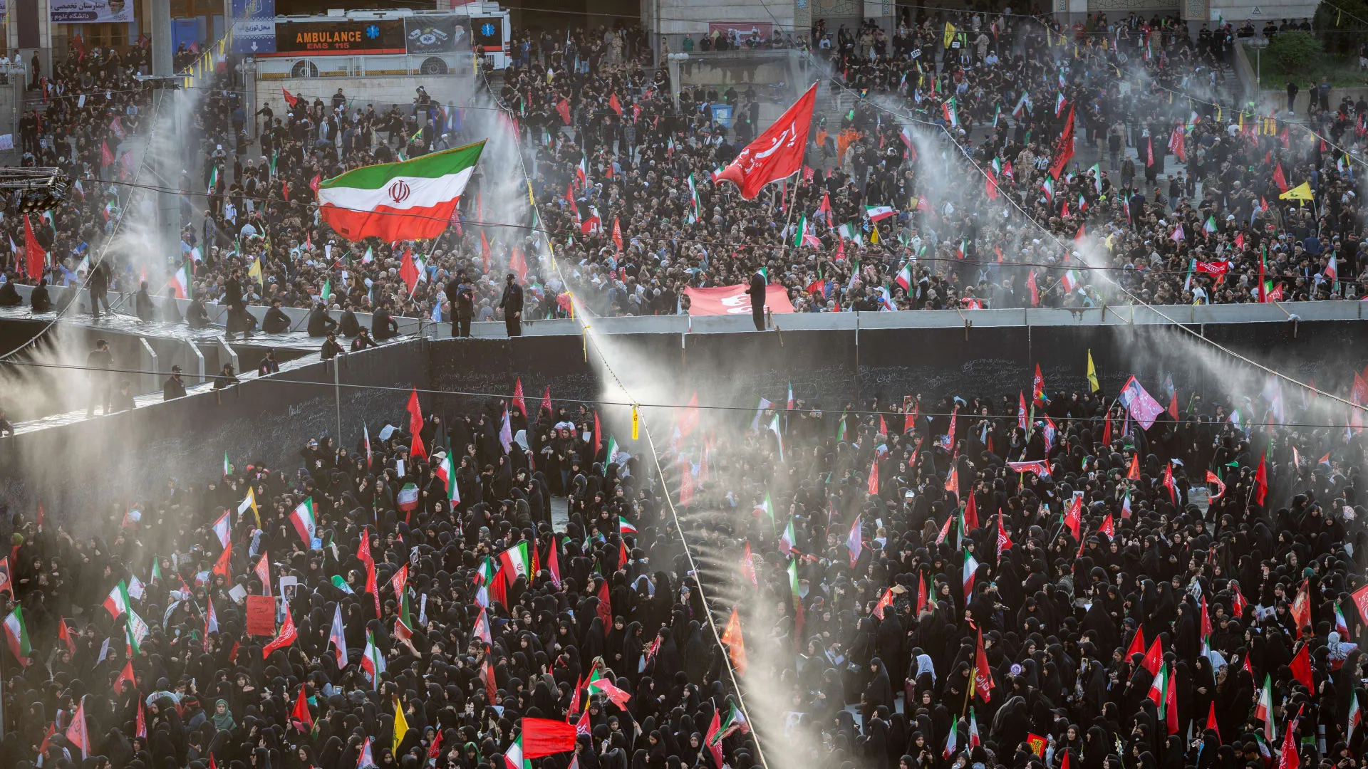 الآلاف يحتشدون في طهران خلال ثاني أيام مراسم تشييع خامنئي