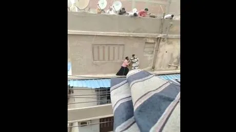 شاب مصري ينقذ سيدة عربية قبل انتحارها بدقائق (فيديو)