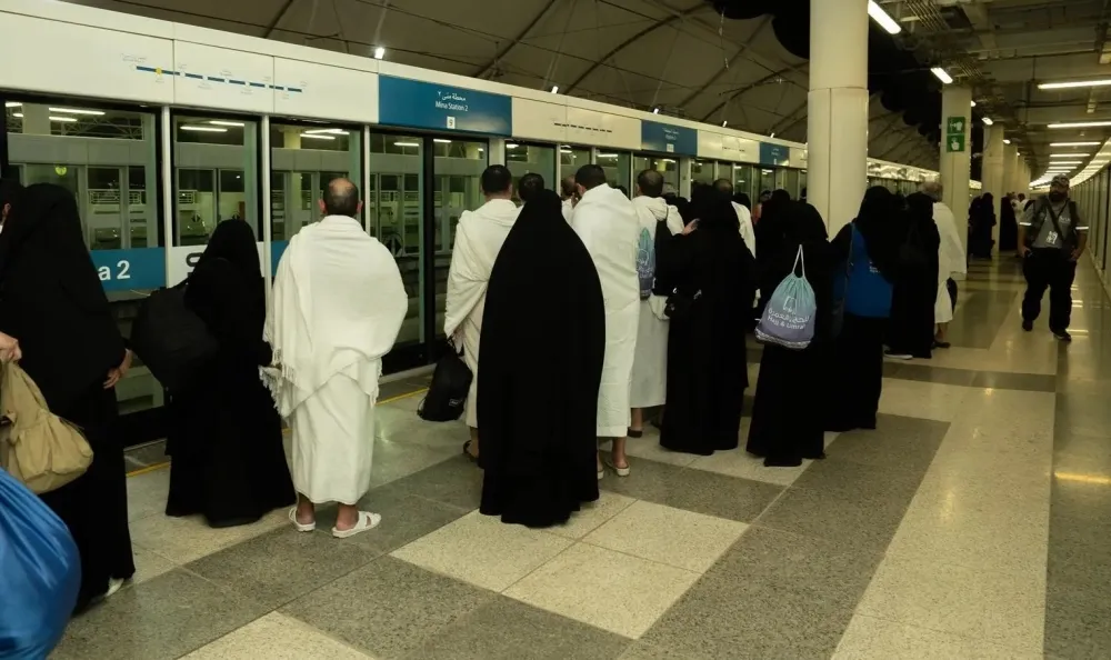 صور| توافد ضيوف الرحمن إلى صعيد عرفات لأداء ركن الحج الأعظم