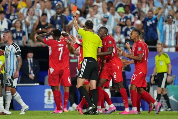 «يويفا» يرفض تطبيق القاعدة التي طرد على أساسها مهاجم سويسرا بالمونديال