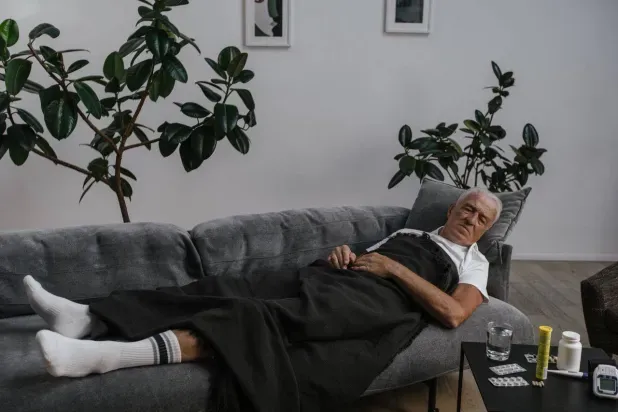 لا تسأل «كيف أساعدك»... كيف تدعم شخصاً يعاني مرضاً مزمناً؟