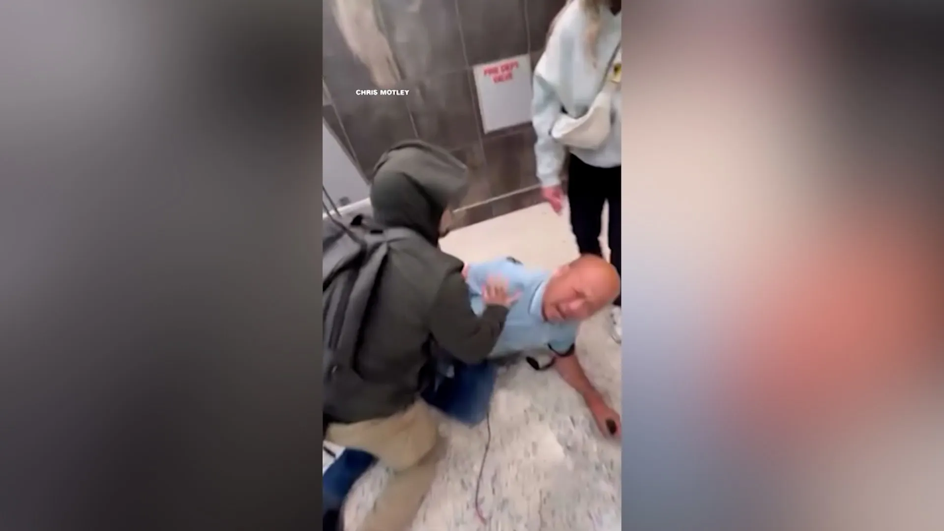 صرخ: "لا أعلم ما يفعلون".. شاهد لحظات مربكة لمحاولة اعتقال رجل بأمريكا