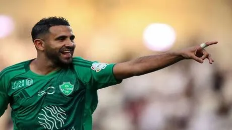 الأهلي السعودي يفعل بند إنهاء عقد رياض محرز متخليا عن خدماته وعبء راتبه الثقيل