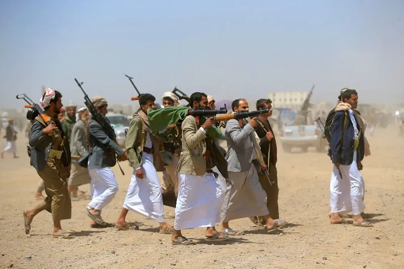 الحوثيون يحظرون الملاحة إلى السعودية