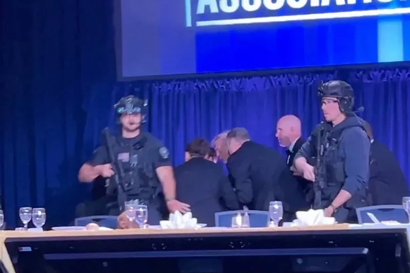 فيديو: لحظة إجلاء ترامب ونائبه فانس من حفل عشاء مراسلي البيت الأبيض