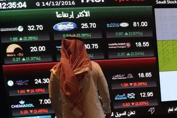 السوق السعودية تتراجع 0.8 % مع ضغوط البنوك رغم صعود «أرامكو»